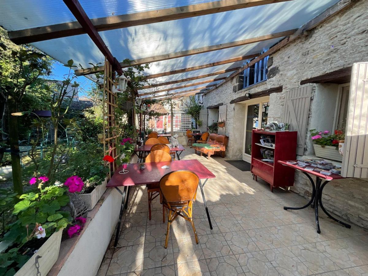 Chambres, Table D'Hotes Et Gites Les Mesanges Saint-Jean-de-Sauves Εξωτερικό φωτογραφία