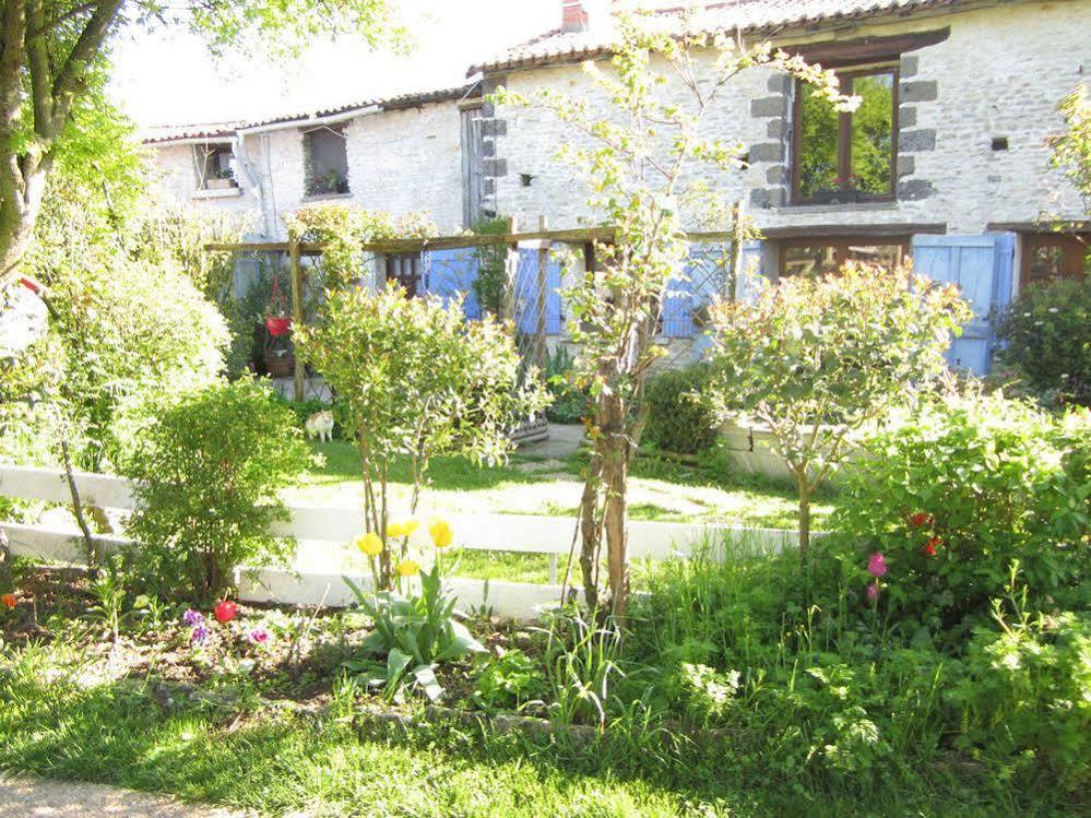 Chambres, Table D'Hotes Et Gites Les Mesanges Saint-Jean-de-Sauves Εξωτερικό φωτογραφία